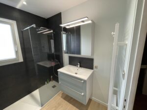 salle de bain noire et blanche